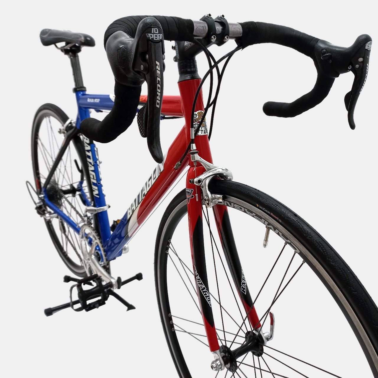 Vélo de course Battaglin aluminium rouge et bleu d'occasion (2x10v), marché des étalagistes de la Riponne à 1005 Lausanne Vaud Vélo de course Battaglin aluminium rouge et bleu d'occasion (2x10v), marché des étalagistes de la Riponne à 1005 Lausanne Vaud