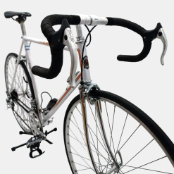 Vélo de course Peugeot acier blanc d'occasion (2x6v), marché des étalagistes de la Riponne à 1005 Lausanne Vaud
