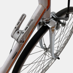 Vélo de course Peugeot acier blanc d'occasion (2x6v), marché des étalagistes de la Riponne à 1005 Lausanne Vaud