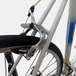 Vélo de course Peugeot acier bleu et blanc d'occasion (2x6v), marché des étalagistes de la Riponne à 1005 Lausanne Vaud