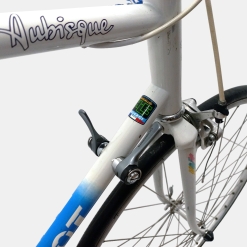 Vélo de course Peugeot acier bleu et blanc d'occasion (2x6v), marché des étalagistes de la Riponne à 1005 Lausanne Vaud