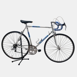 Vélo de course Peugeot acier bleu et blanc d'occasion (2x6v), marché des étalagistes de la Riponne à 1005 Lausanne Vaud